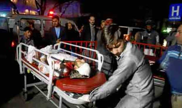Miembros de los servicios de emergencia transportan en camilla a un herido tras un ataque suicida en Kabul, Afganistán.
