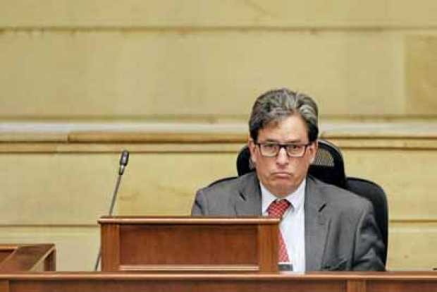 La propuesta del ministro de Hacienda, Alberto Carrasquilla, de gravar con IVA el 80% de la canasta familiar se cae de la reform