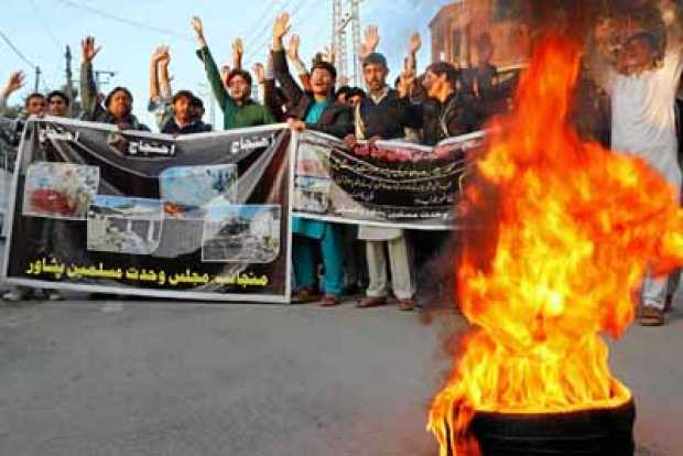Foto | EFE | LA PATRIA Simpatizantes del partido chií Majlis Wahdat Muslimeen participaron en una protesta tras los dos atentado