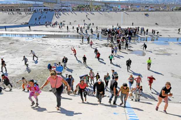 Foto | EFE | LA PATRIA  Los migrantes centroamericanos trataron de cruzar la garita El Chaparral, de Tijuana, en el estado de Ba