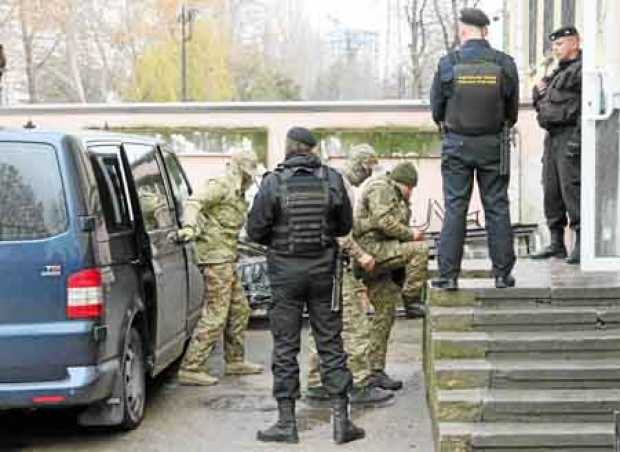 Foto | EFE | LA PATRIA  Oficiales de la Armada ucraniana llegan escoltados a un tribunal en Simferopol, Crimea.