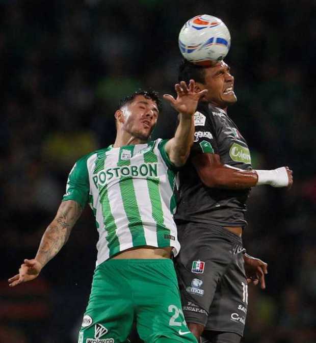 Gonzalo Castellani (i) de Nacional disputa un balón con Ricardo Steer (d) del Once Caldas.