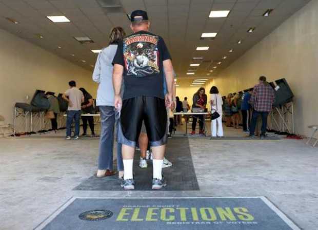  Personas hacen fila durante la jornada de votación anticipada para las elecciones 2018 en Huntington Beach, California.
