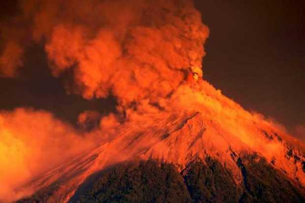 Vista de la erupción del volcán de Fuego al amanecer 