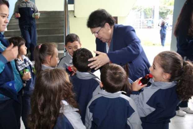 La madre General de la Congregación Filipense, María Nieves Alonso, compartió con la comunidad educativa del colegio en el barri