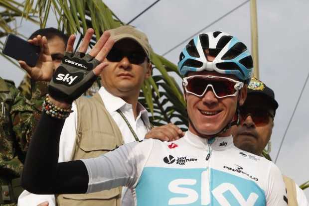 El ciclista británico Chris Froome saluda a los aficionados que llegaron ayer a Guatapé para verlo participar en el Giro de Rigo