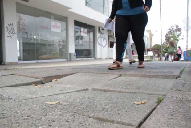 Andén en mal estado en la Avenida Santander