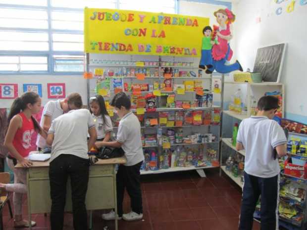 Los niños ejercitan sumas, restas y divisiones en la tienda de Brenda, montada para prácticas en el colegio Pío XI, de Aranzazu.