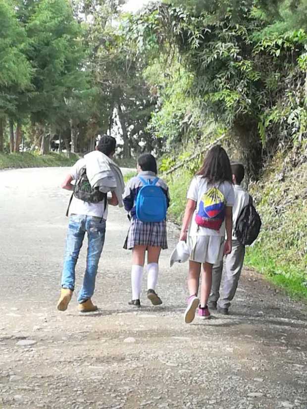 Caminar es la opción para los niños y adolescentes de colegios de Pácora que se quedaron sin transporte escolar. A otros los rec