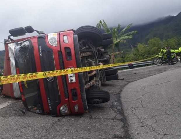 El camión se volteó justo en el momento en que saltó la joven.