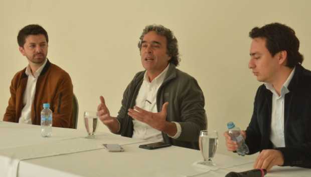 Sergio Fajardo estuvo ayer en Manizales y en Chinchiná promocionando su movimiento para participar en las elecciones del 2019. Dijo que para la Alcaldía de Manizales el escogido es el ingeniero industrial y especialista en Ingeniería Financiera Alejandro Vallejo (izquierda en la foto). Sergio Fajardo estuvo ayer en Manizales y en Chinchiná promocionando su movimiento para participar en las elecciones del 2019. D