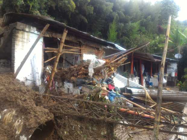 El derrumbe en Loma Hermosa ocurrió en la mañana de ayer. Se llevó parte de la vivienda. Los ocupantes salieron ilesos.