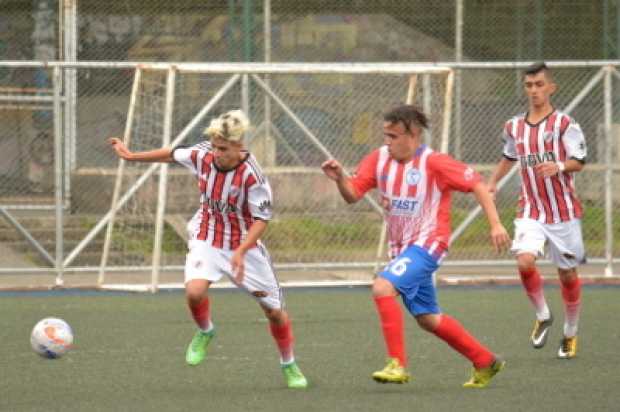 La Alcaldía de Villamaría (uniforme de River) perdió 3-2 con el Once Deportivo IPC Conelec en la cuarta fecha. 