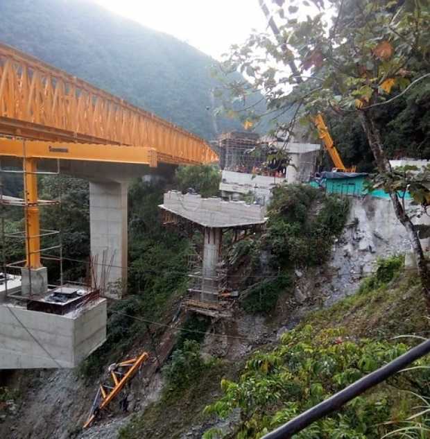 Cinco muertos por caída de torre de puente en construcción en la vía Bogotá-Villavicencio