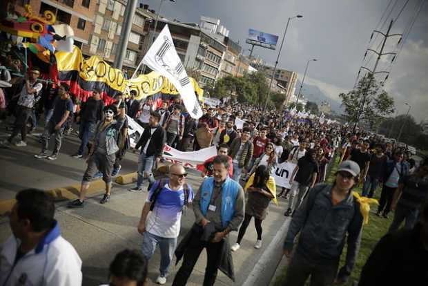 Desmanes marcaron la marcha de estudiantes en Bogotá 
