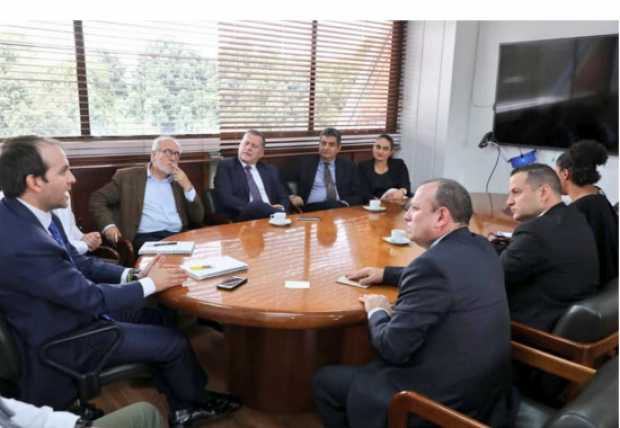 La reunión de la delegación del Eje Cafetero con el director de Coldeportes. 