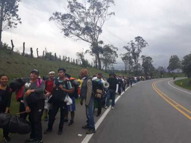 universitarios caminando hacia Bogotá