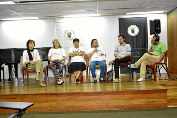 El conversatorio La paz territorial desde el arte, el periodismo y la gestión cultural se llevó a cabo en la biblioteca Darío Ec