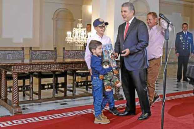 Foto | Colprensa | LA PATRIA  Iván Duque, presidente de Colombia, se reunió con Cristo José Contreras, quien estuvo secuestrado 