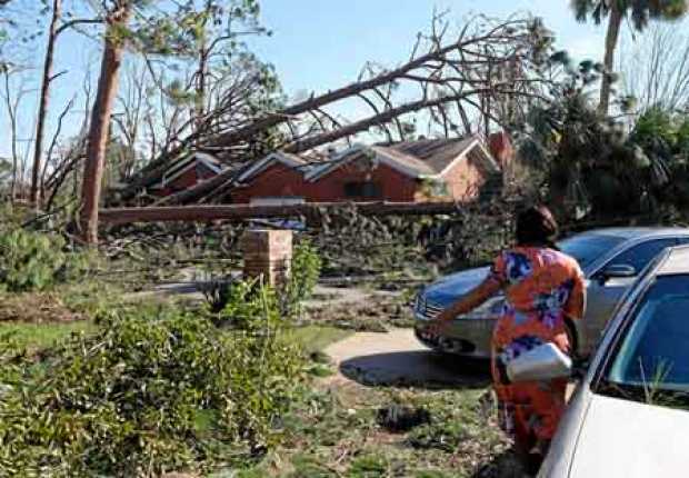 Una mujer mira su casa, después de la llegada del huracán Michael a Callaway, Florida (EE. UU.). 