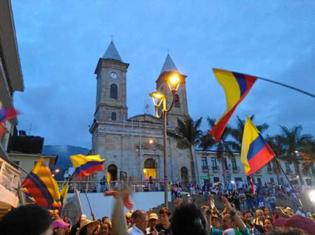 Tras conocer los resultados, pobladores salieron a las calles a celebrar lo que consideraron un triunfo. 