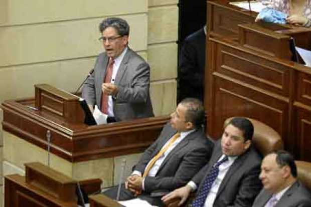 Fotos | Colprensa | LA PATRIA  Alberto Carrasquilla, ministro de Hacienda, durante el debate en la Cámara de Representantes dond