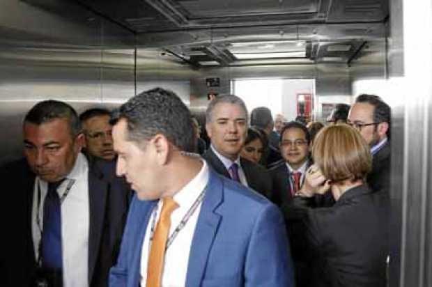 El presidente, Iván Duque, espera un incremento del salario mínimo concertado. En la imagen su llegada al Ministerio del Trabajo