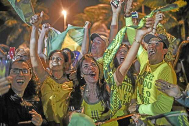 Los seguidores de Bolsonaro festejaron con música, fuegos artificiales y gritos en contra del PT y Lula, sin seguridad de lo que