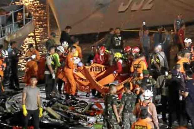 Foto | EFE | LA PATRIA  Miembros de los servicios de rescate recuperaron ayer nueve cuerpos de las víctimas del avión accidentad