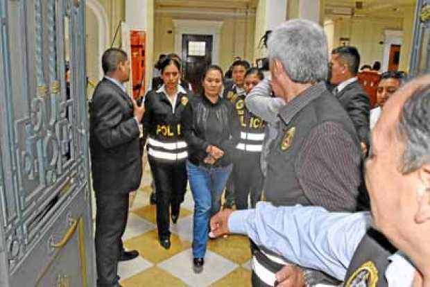 Foto | EFE | LA PATRIA  La líder opositora Keiko Fujimori es trasladada a la cárcel del Palacio de Justicia desde la Sala Penal 