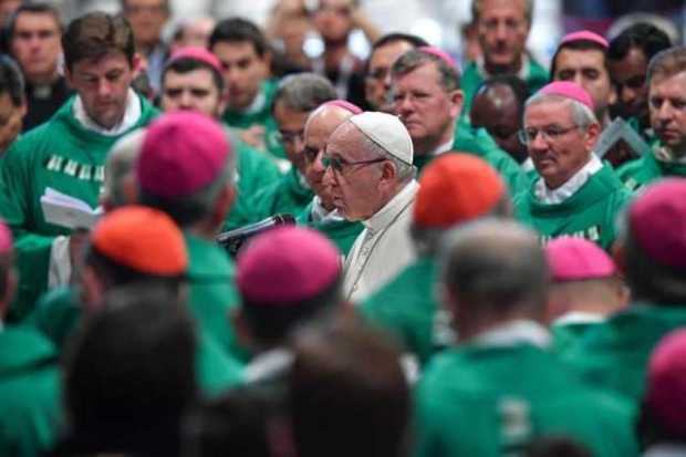 El papa Francisco (c) se dirige a un grupo de sacerdotes mientras asiste a una misa la basílica de San Pedro en el Vaticano