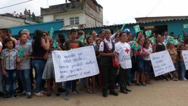 Con esta pancarta con la imagen de las víctimas mortales del deslizamiento esperaban al presidente, Iván Duque.