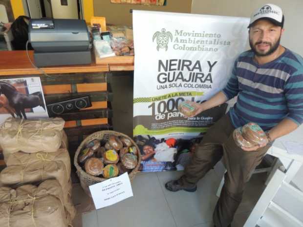 Pablo Castaño muestra lo que han recopilado en Neira para beneficiar a comunidades Wayúu.