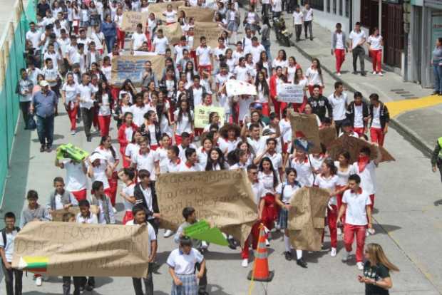 Estudiantes, acompañados por docentes y padres, marcharon ayer en Pensilvania.