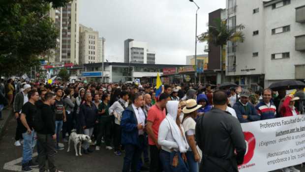 Estudiantes marchan por la Avenida Santander para exigir más recursos 