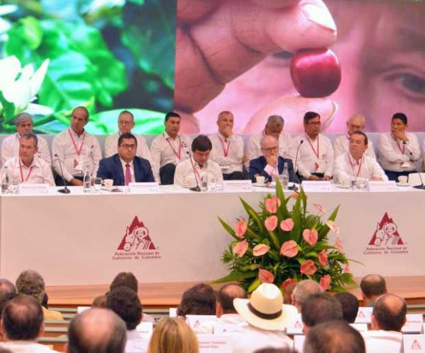 Crisis cafetera mueve congreso de Santander a Bogotá