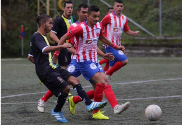 Los del Once Deportivo, de rojo, tendrán juego clave hoy con la Alcaldía de Villamaría.