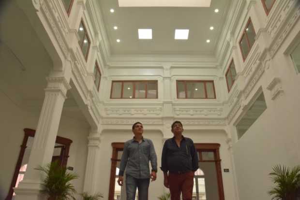 David Alzate López en compañía de su papá, Arley, remodelaron una casa del Centro Histórico de Manizales, en la carrera 21 con c