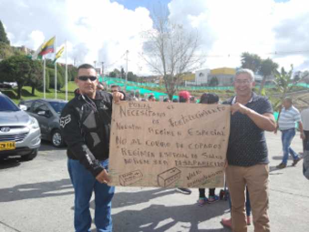 Con pancartas se plantaron los pacientes de La Toscana.