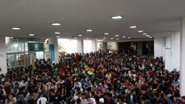 Tres estamentos de la Universidad Nacional sede Manizales se reunieron en el hall principal de la sede Palogrande durante cuatro