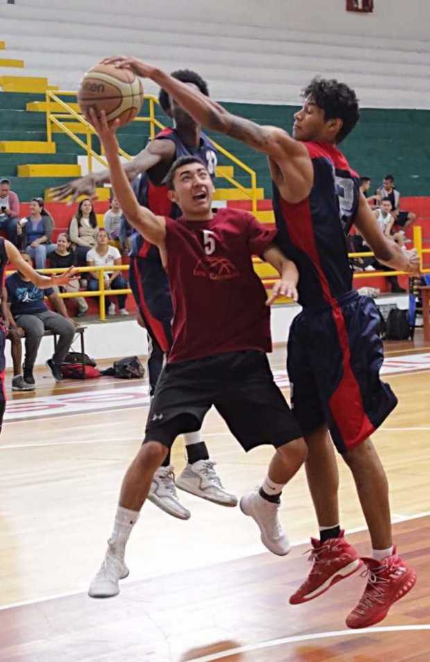 Tomás Ibáñez (5) en una acción de juego frente a dos rivales. Con su habilidad superó la talla de los defensas. 