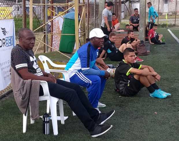 Manuel Rincón (de oscuro) observa el partido de su equipo, Inmedent Deportes Caldas Ideas Constructivas Alejito. 