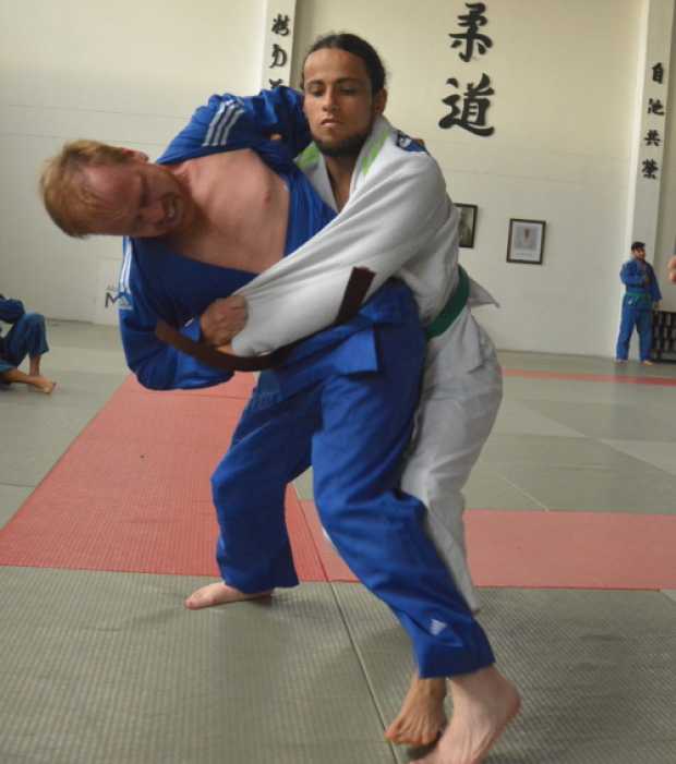 André Johannes Lerm (azul) ganó medalla de plata en la categoría menor de 66 kilogramos veteranos. Perdió el primer lugar con un