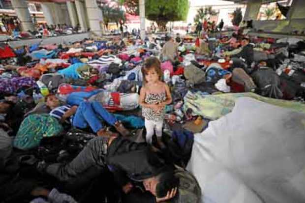 Migrantes hondureños descansan en su campamento en el jardín Hidalgo de Tapachula, en el estado de Chiapas.