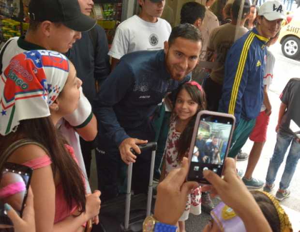 A Juan Pablo Nieto lo esperaron en el ingreso al aeropuerto para tomarse la foto del recuerdo. 