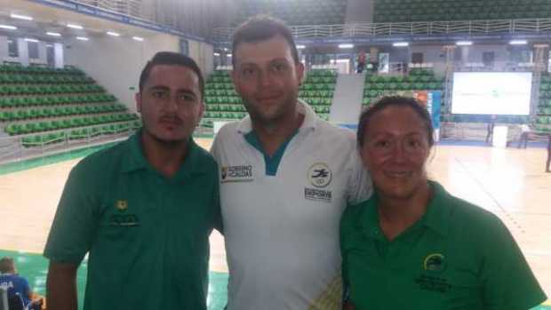 Lukas Meza Osorio y Carolina Buitrago, con el entrenador, Julián Ramírez (centro), antes del acto de inauguración en Barranquill