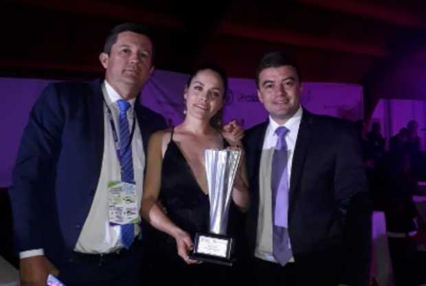 Paula Tatiana Barbosa posó junto a José Gabriel Gómez (izquierda) y Ronald Fabián Bonilla, secretario del Deporte de Caldas.