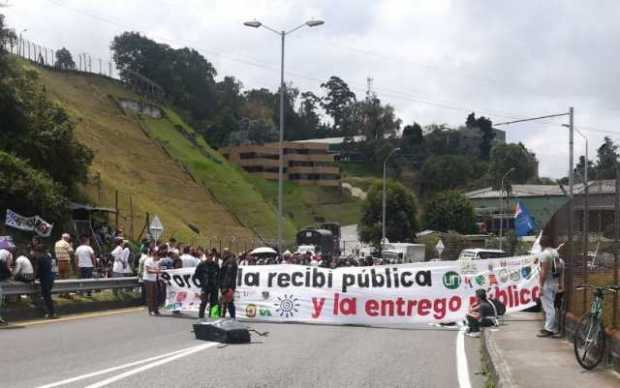 Universitarios bloquean entrada a Manizales por la Estación Uribe