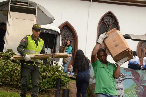 Luis Carlos Quebrada Ramírez (camiseta verde) llegó de Supía con 232 kilos de bombillas al Parque Ernesto Gutiérrez, uno de los 