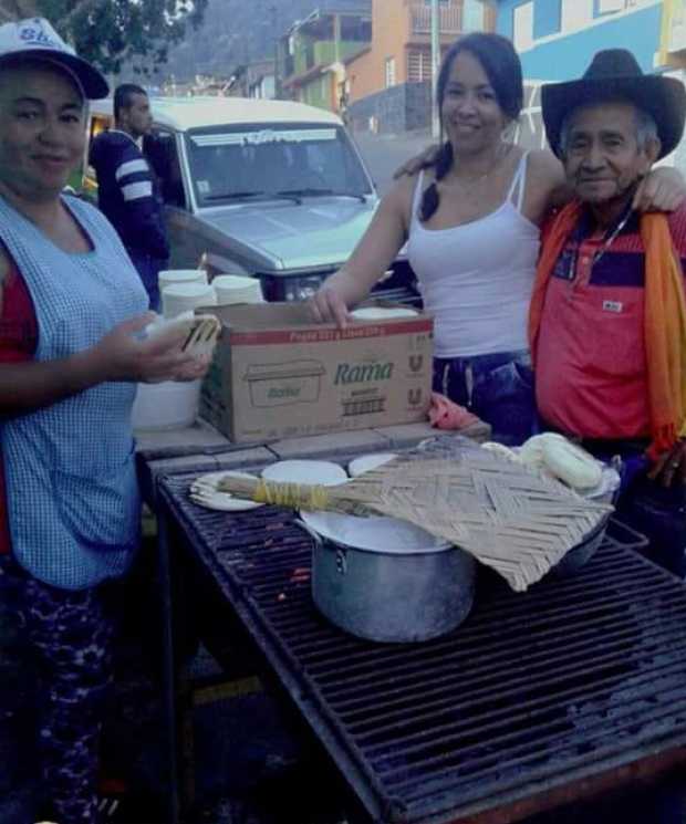 Luz Mary y su esposo José María en el negocio. Los acompaña su hija María Consuelo (centro).